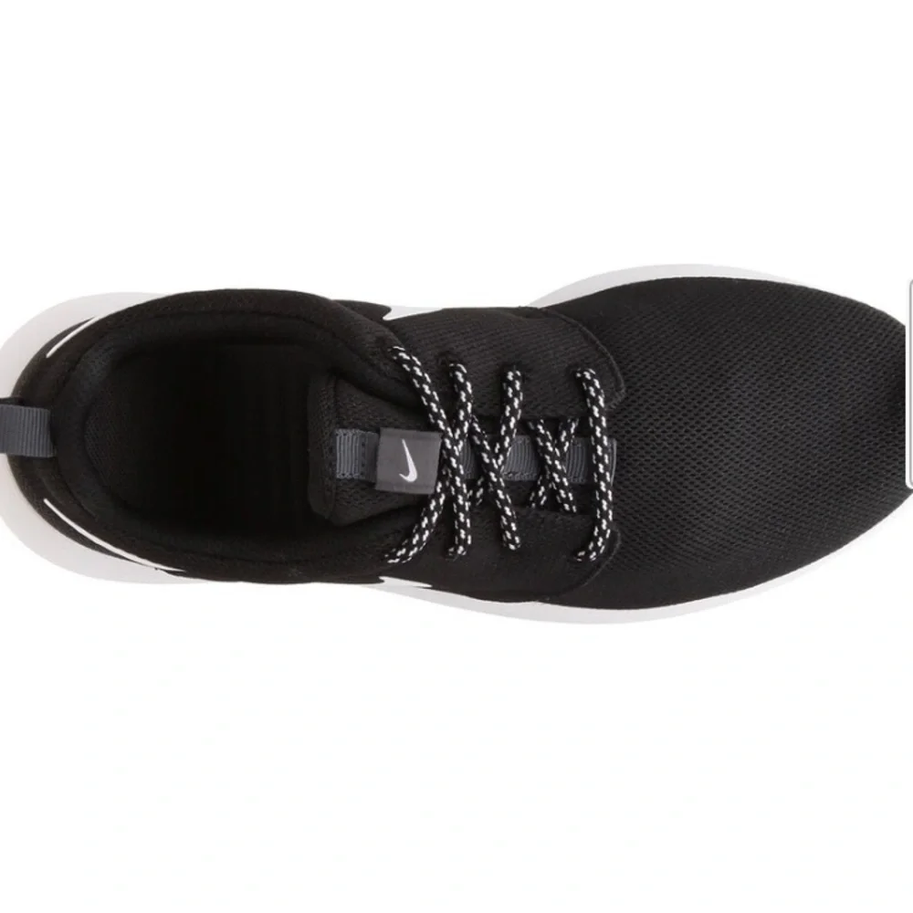 NWT Black Nike Roshe One Women's Sneaker Size 8 - Picture 5 of 12